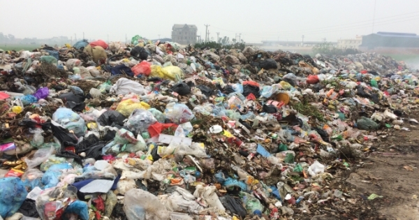 Phú Thọ: Núi rác “bức tử” trường mầm non