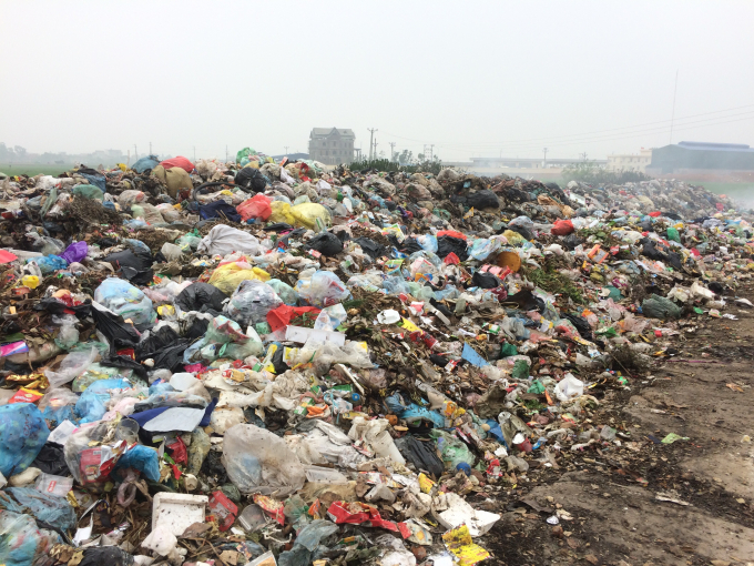 Người d&acirc;n cho biết, b&atilde;i r&aacute;c n&agrave;y c&aacute;ch nghĩa trang liệt sĩ của x&atilde; 150m, s&aacute;t nghĩa trang d&acirc;n sự của d&acirc;n v&agrave; c&aacute;ch trường Mầm Non 300 theo đ&uacute;ng hương gi&oacute; thổi.&nbsp;