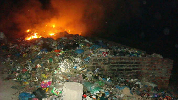 Gặp phải sự mạnh mẽ của người d&acirc;n, HTX Thụy V&acirc;n kh&ocirc;ng chuyển r&aacute;c đi m&agrave; c&ograve;n đốt tại chỗ.