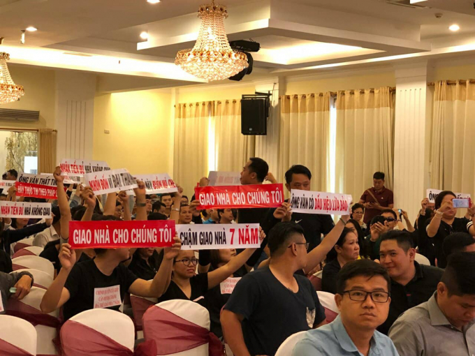 Người d&acirc;n bức x&uacute;c v&igrave; cho rằng chủ đầu tư Đại Th&agrave;nh đ&atilde; chậm giao nh&agrave; 7 năm.