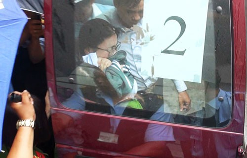 Một trong 2 nh&acirc;n vi&ecirc;n Eximbank bị dẫn giải ra xe v&agrave;o ng&agrave;y 26/3. (Nguồn: Người Lao động)&nbsp;