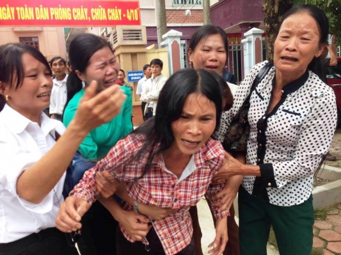 Mỗi phi&ecirc;n xử, l&agrave; một phen n&aacute;o loạn do bị c&aacute;o v&agrave; gia đ&igrave;nh diễn ra ngay tại chốn c&ocirc;ng đường.