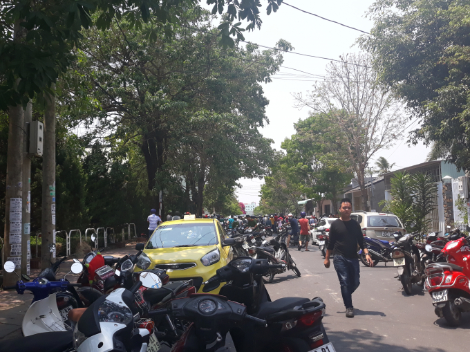 H&agrave;ng trăm người d&acirc;n đến chứng kiến hiện trường vụ &aacute;n