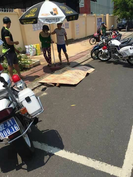 Thi thể nạn nh&acirc;n l&agrave; anh C. đang được đắp chiếu tại hiện trường vụ &aacute;n