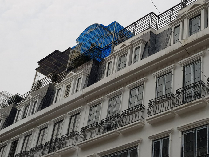 &nbsp;Dự &aacute;n Five Star Mỹ Đ&igrave;nh ngang nhi&ecirc;n x&acirc;y dựng v&agrave; thi c&ocirc;ng sai phép so với gi&acirc;́y phép x&acirc;y dựng được các cơ quan chức năng c&acirc;́p phép, sai m&acirc;̣t đ&ocirc;̣ x&acirc;y dựng g&acirc;y m&acirc;́t mỹ quan đ&ocirc; thị.