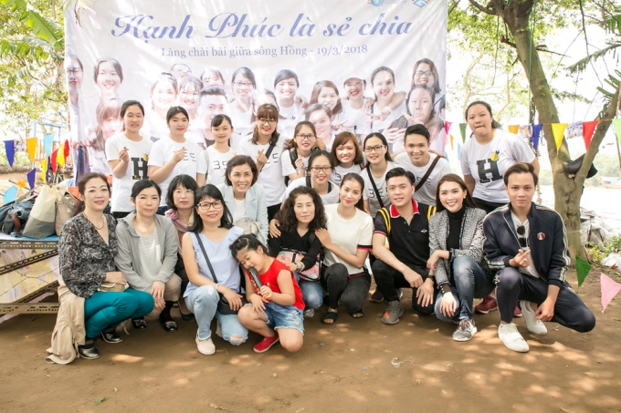 Phạm Hương, Tường Linh &acirc;n cần thăm hỏi người d&acirc;n b&atilde;i giữa s&ocirc;ng Hồng