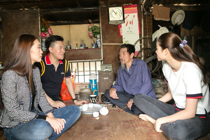 Phạm Hương, Tường Linh &acirc;n cần thăm hỏi người d&acirc;n b&atilde;i giữa s&ocirc;ng Hồng