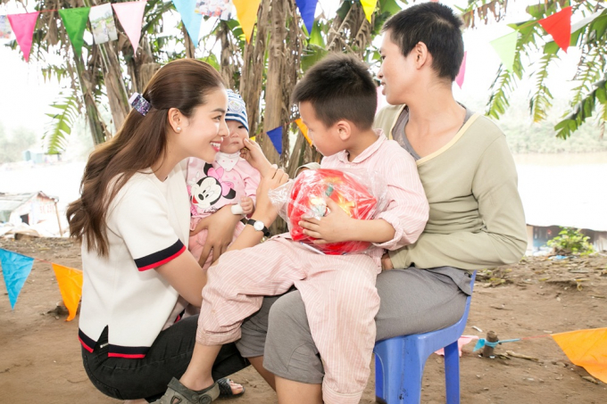 Phạm Hương, Tường Linh &acirc;n cần thăm hỏi người d&acirc;n b&atilde;i giữa s&ocirc;ng Hồng