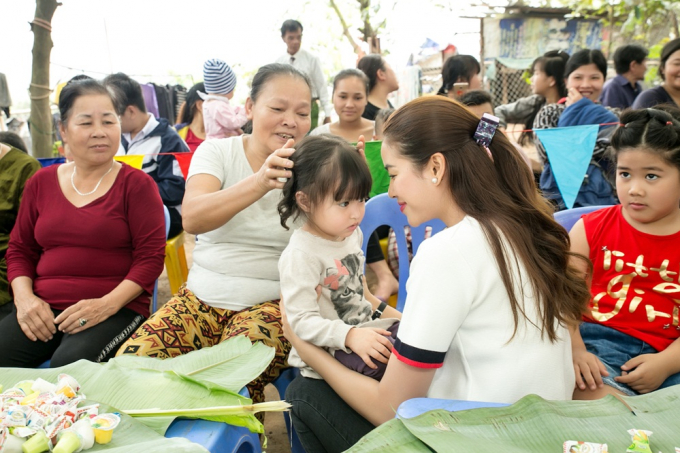 Phạm Hương, Tường Linh &acirc;n cần thăm hỏi người d&acirc;n b&atilde;i giữa s&ocirc;ng Hồng