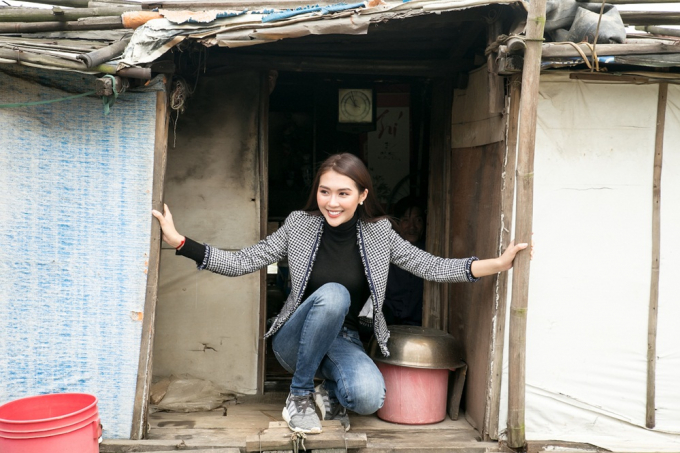 Phạm Hương, Tường Linh &acirc;n cần thăm hỏi người d&acirc;n b&atilde;i giữa s&ocirc;ng Hồng