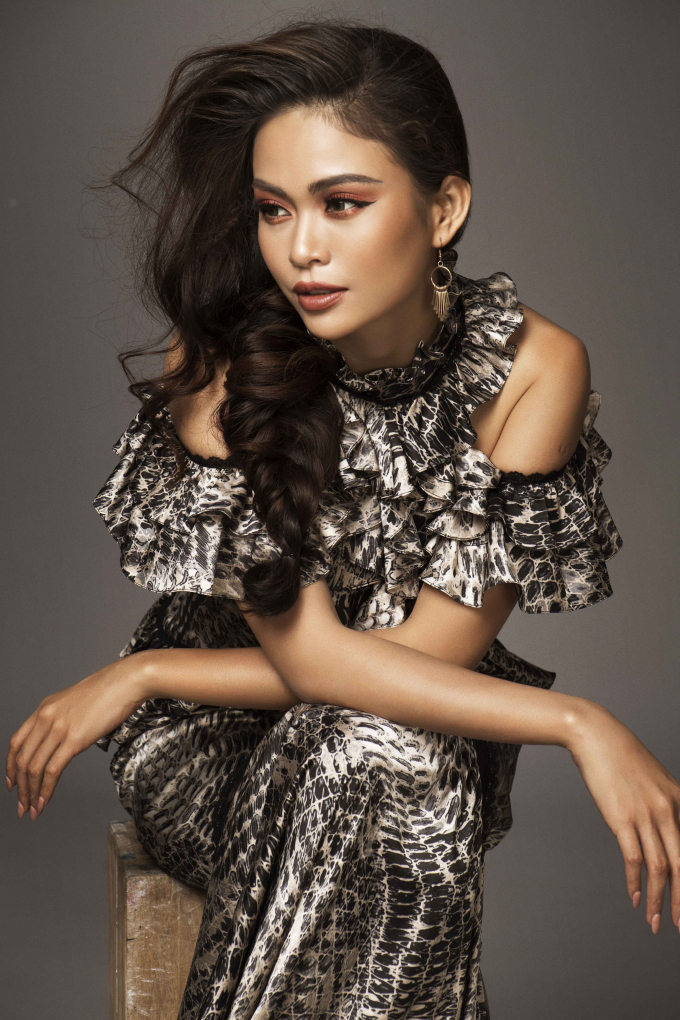 &Aacute; hậu M&acirc;u Thủy phong c&aacute;ch trong bộ ảnh mới