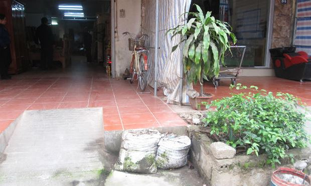 Hiện trường nơi chị Dương, anh Lập bị h&agrave;ng x&oacute;m dẫn c&ocirc;n đồ đến đ&aacute;nh, ch&eacute;m.