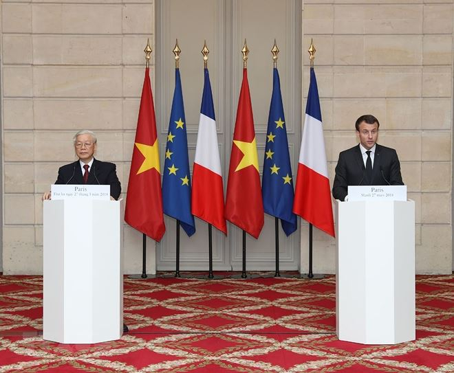 Tổng thống Ph&aacute;p Emmanuel Macron v&agrave; Tổng B&iacute; thư Nguyễn Ph&uacute; Trọng gặp gỡ b&aacute;o ch&iacute;. Ảnh: TTXVN