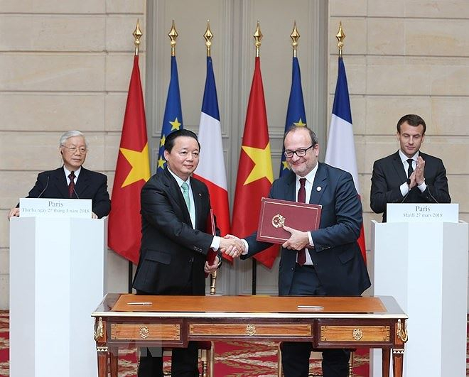 Tổng B&iacute; thư Nguyễn Ph&uacute; Trọng v&agrave; Tổng thống Emmanuel Macron chứng kiếnLễ k&yacute; kết Bản ghi nhớ triển khai quan hệ Đối t&aacute;c chiến lược Thỏa thuận Paris giữa Bộ T&agrave;i nguy&ecirc;n v&agrave; M&ocirc;i trường với Cơ quan Ph&aacute;t triển Ph&aacute;p (AFD). Ảnh: TTXVN