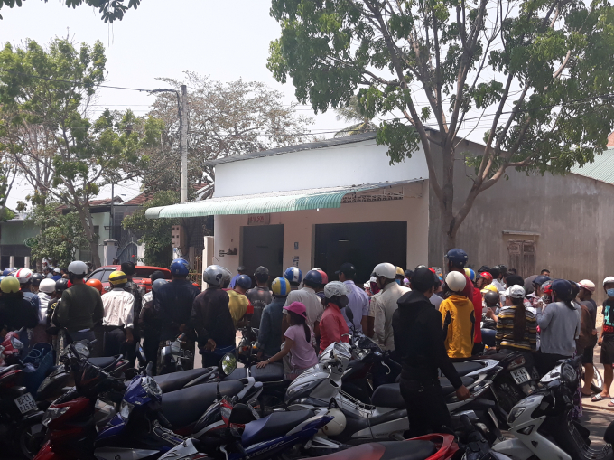 Lực lượng chức năng tỉnh Kon Tum đang kh&aacute;m nghiệm hiện trường, h&agrave;ng trăm người d&acirc;n theo d&otilde;i vụ việc.