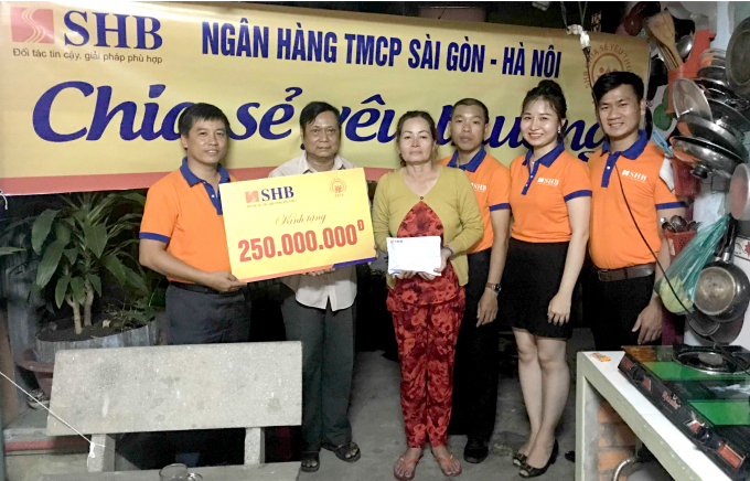 Số tiền 250 triệu đồng đ&atilde; được SHB trao tặng kịp thời cho gia đ&igrave;nh thủ m&ocirc;n Đặng Ngọc Tuấn c&oacute; th&ecirc;m chi ph&iacute; chữa bệnh cho mẹ