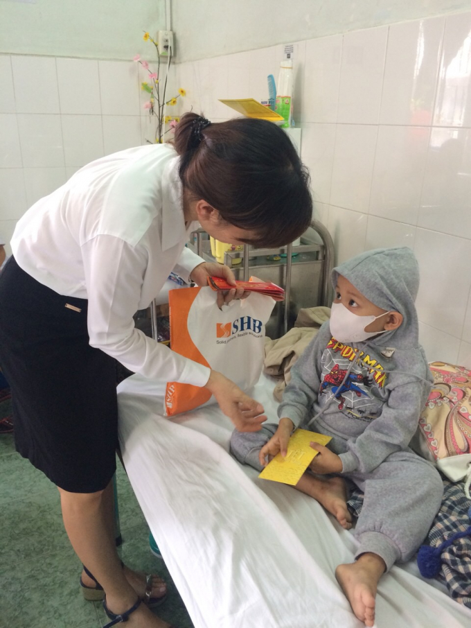 M&oacute;n qu&agrave; đầy &yacute; nghĩa của SHB đ&atilde; mang đến m&ugrave;a xu&acirc;n ấm &aacute;p cho c&aacute;c bệnh nhi ngh&egrave;o tại Tp. Hồ Ch&iacute; Minh