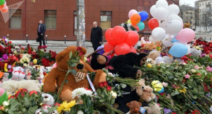 Tổng thống Putin tại nơi tưởng niệm trước nơi xảy ra vụ ch&aacute;y - do người d&acirc;n tự lập ra. (Ảnh: Sưu tầm)