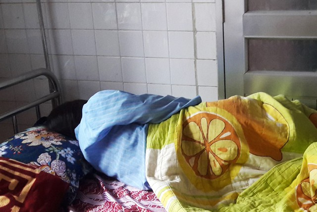 S&aacute;ng 22/3, sau khi bị phụ huynh đ&aacute;nh, bắt quỳ xin lỗi, gi&aacute;o sinh P.T.H được đưa đến cơ sở y tế do c&oacute; dấu hiệu đe dọa sảy thai.