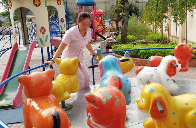 L&atilde;nh đạo Trường Mầm non Việt - L&agrave;o khẳng định gi&aacute;o vi&ecirc;n của trường kh&ocirc;ng đ&aacute;nh ch&aacute;u T.Đ.K. Vết bầm tr&ecirc;n cẳng ch&acirc;n ch&aacute;u c&oacute; thể l&agrave; do va với đu quay khi chơi.