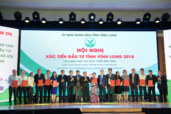 Tại Hội nghị, UBND tỉnh Vĩnh Long đ&atilde; trao quyết định chủ trương đầu tư, giấy chứng nhận đầu tư, k&yacute; kết bi&ecirc;n bản ghi nhớ đầu tư cho 32 dự &aacute;n với tổng mức đầu tư khoảng 24 ng&agrave;n tỷ đồng v&agrave; c&aacute;c chương tr&igrave;nh an sinh x&atilde; hội với tổng gi&aacute; trị 340 tỷ đồng.