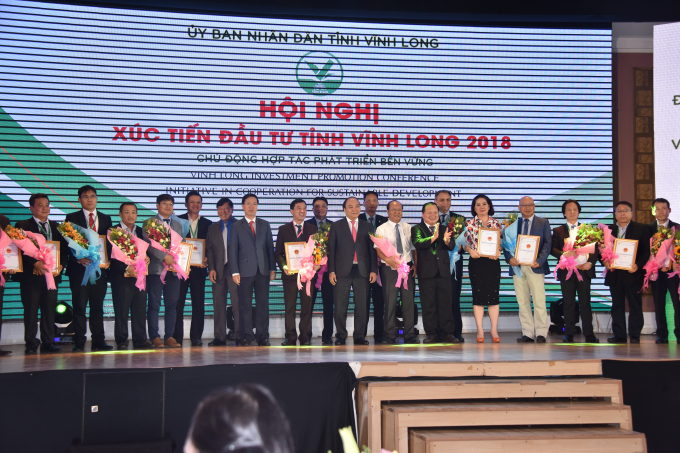 Trong khu&acirc;n khổ Hội nghị, Thủ tướng đ&atilde; tới dự lễ c&ocirc;ng bố v&agrave; đ&oacute;n nhận quyết định của Thủ tướng Ch&iacute;nh phủ c&ocirc;ng nhận thị x&atilde; B&igrave;nh Minh ho&agrave;n th&agrave;nh nhiệm vụ x&acirc;y dựng n&ocirc;ng th&ocirc;n mới. Thủ tướng Nguyễn Xu&acirc;n Ph&uacute;c đ&atilde; dự lễ kh&aacute;nh th&agrave;nh c&ocirc;ng tr&igrave;nh n&acirc;ng cấp Bệnh vi&ecirc;n đa khoa tỉnh Vĩnh Long c&oacute; tổng mức vốn đầu tư tr&ecirc;n 968 tỷ đồng. Tại đ&acirc;y, Thủ tướng đồng &yacute; d&agrave;nh khoản vay ODA giai đoạn 2 từ Ch&iacute;nh phủ &Aacute;o để đầu tư trang thiết bị cho bệnh viện.