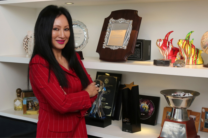 B&agrave; Nadia Wong Abdullah - Gi&aacute;m đốc điều h&agrave;nh Global 2000 &ndash; đơn vị phụ tr&aacute;ch c&aacute;c đội ph&aacute;o hoa tham dự DIFF 2018.&nbsp;