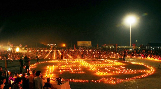 Lễ hội c&oacute; nhiều hoạt động diễn ra trong đ&oacute; c&oacute; Lễ hoa đăng thu h&uacute;t kh&aacute;ch thập phương tham gia.