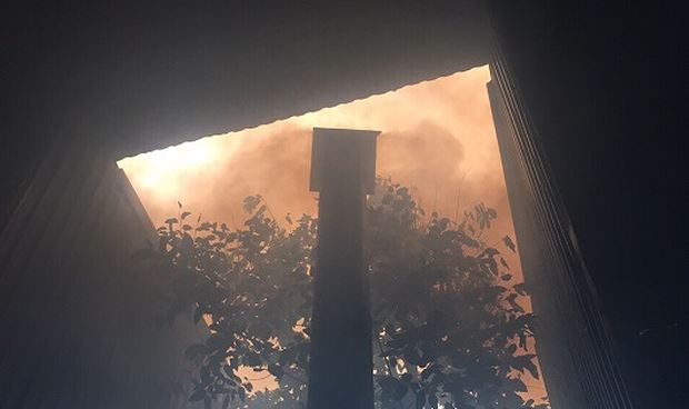 Ống kh&oacute;i C&ocirc;ng ty gi&agrave;y Aresa nhả kh&oacute;i đen đặc.