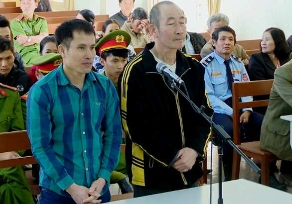 Hai bị c&aacute;o tại phi&ecirc;n t&ograve;a.