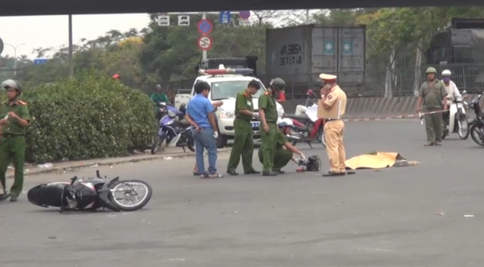 Lực lượng chức năng c&oacute; mặt kh&aacute;m nghiệm hiện trường