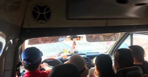 Xe nhồi khách chạy “bạt mạng”, hành khách nín thở chờ xuống