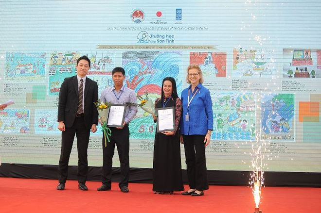 Đại diện c&aacute;c trường c&oacute; học sinh gi&agrave;nh được giải Nhất v&agrave; giải Nh&igrave;