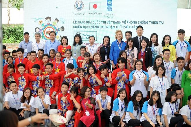 C&aacute;c em học sinh chụp ảnh tại lễ trao giải