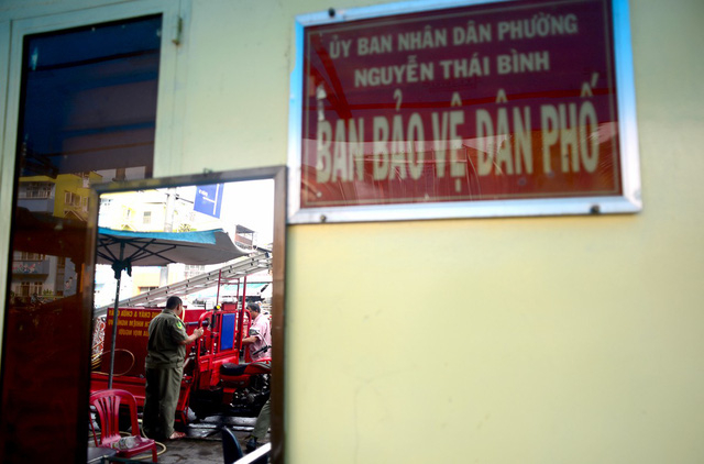&Ocirc;ng L&yacute; Nhơn Th&agrave;nh, 52 tuổi, bảo vệ d&acirc;n phố phường Nguyễn Th&aacute;i B&igrave;nh, quận 1, TPHCM l&agrave; ngườ chế tạo xe ba g&aacute;c cứu hỏa để chữa ch&aacute;y trong c&aacute;c con hẻm nhỏ.