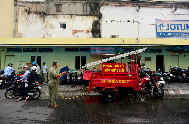 Việc chế tạo ra xe cứu hỏa nhỏ gọn khiến &ocirc;ng Th&agrave;nh gặp rất nhiều kh&oacute; khăn. &Ocirc;ng phải tự m&agrave;y m&ograve; t&igrave;m hiểu c&aacute;ch lắp r&aacute;p m&aacute;y m&oacute;c.