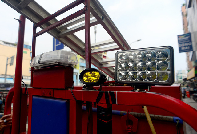 Xe ba g&aacute;c cứu hỏa của &ocirc;ng Th&agrave;nh đầy đủ phụ kiện, từ đ&egrave;n led chiếu s&aacute;ng, thang.