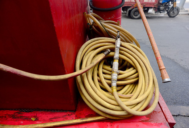 Cuộn d&acirc;y v&ograve;i d&agrave;i 30m bằng nhựa đ&uacute;c chuy&ecirc;n dụng chống n&oacute;ng chảy.