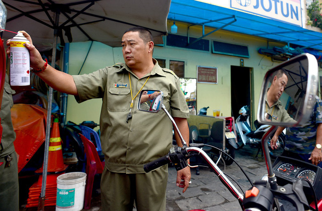 Mỗi ng&agrave;y, &ocirc;ng Th&agrave;nh đều đưa xe ra kiểm tra kỹ lưỡng.