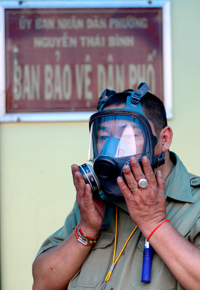 Ngo&agrave;i xe cứu hỏa, &ocirc;ng Th&agrave;nh c&ograve;n trang bị th&ecirc;m mặt nạ chống độc, chống kh&oacute;i.