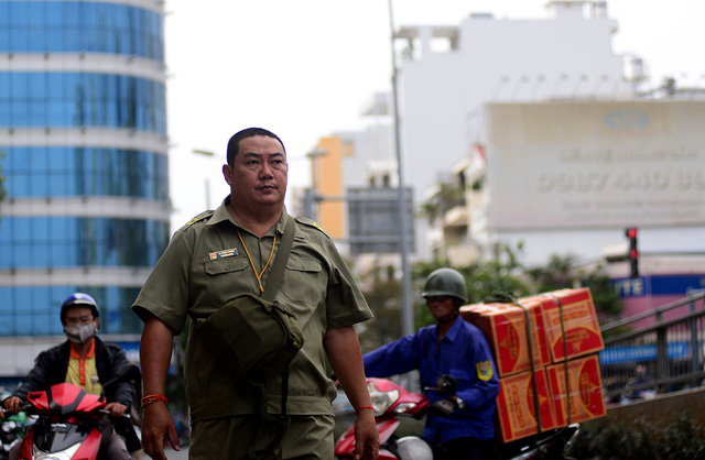 Những l&uacute;c rảnh rỗi, &ocirc;ng Th&agrave;nh thường đi bộ v&agrave;o c&aacute;c con hẻm nhắc nhở người d&acirc;n cẩn thận với