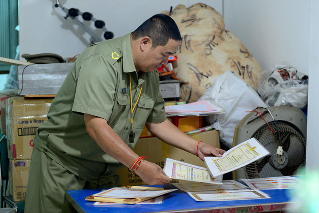 H&agrave;ng trăm bằng khen được &ocirc;ng Th&agrave;nh cất giữ cẩn thận trong ng&ocirc;i nh&agrave; thu&ecirc;.