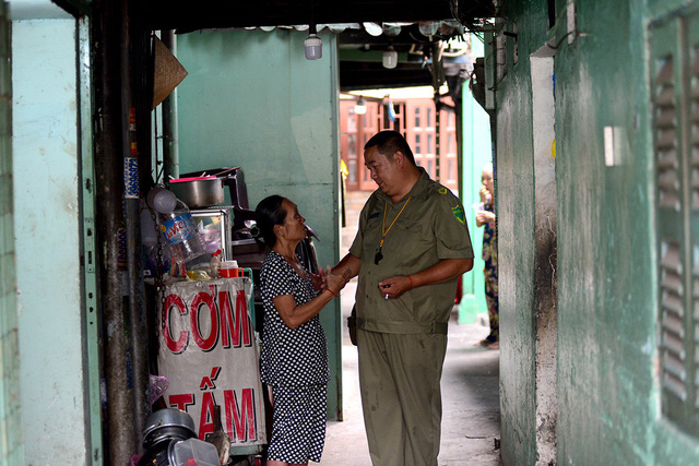 Kh&ocirc;ng chỉ đam m&ecirc; cứu hỏa, &ocirc;ng Th&agrave;nh c&ograve;n l&agrave; người quan t&acirc;m tới đời sống của người d&acirc;n tr&ecirc;n địa b&agrave;n phường Nguyễn Th&aacute;i B&igrave;nh.