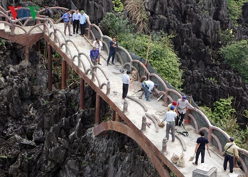 Lực lượng chức năng tiến h&agrave;nh ph&aacute; dỡ c&ocirc;ng tr&igrave;nh sai ph&eacute;p.