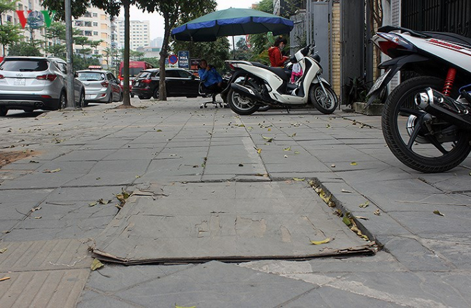 Một hố ga kh&aacute;c tr&ecirc;n đoạn đường Trung K&iacute;nh được người d&acirc;n d&ugrave;ng v&aacute;n mỏng che đậy tạm thời.&nbsp;