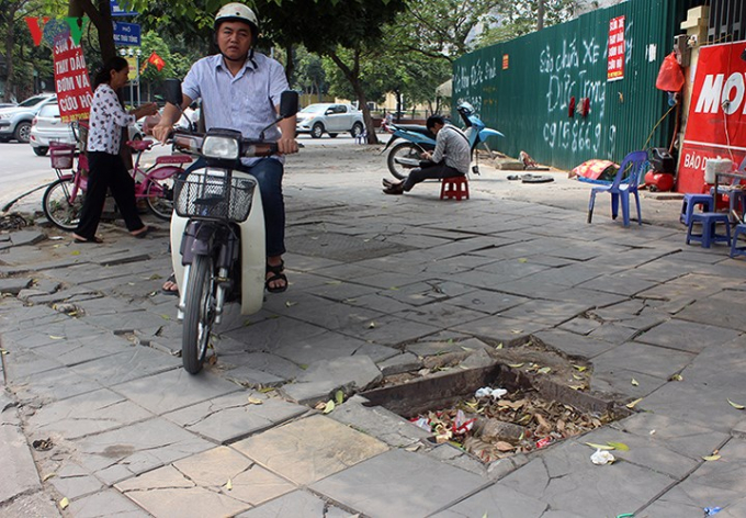 Người đi bộ, c&aacute;c phương tiện từ đi từ vỉa h&egrave; xuống l&ograve;ng đường đều phải t&igrave;m c&aacute;ch