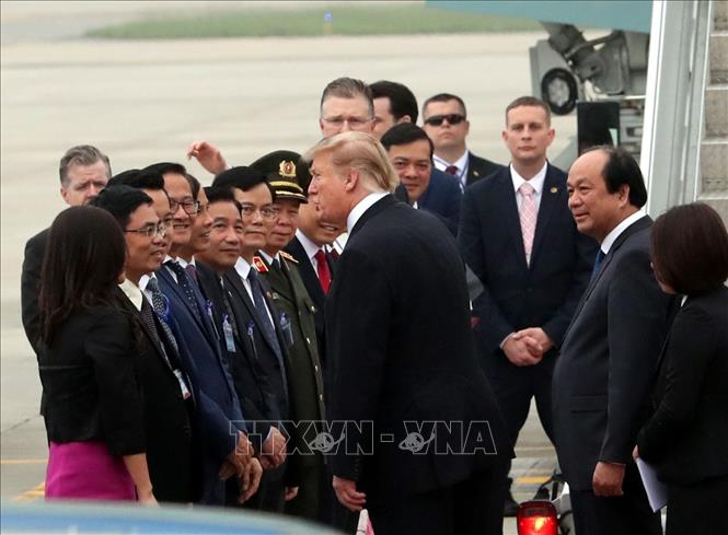 Bộ trưởng, Chủ nhiệm Văn ph&ograve;ng Ch&iacute;nh phủ v&agrave; c&aacute;c quan chức Việt Nam tiễn Tổng thống Mỹ Donald Trump tại s&acirc;n bay quốc tế Nội B&agrave;i. Ảnh: Trọng Đức/TTXVN