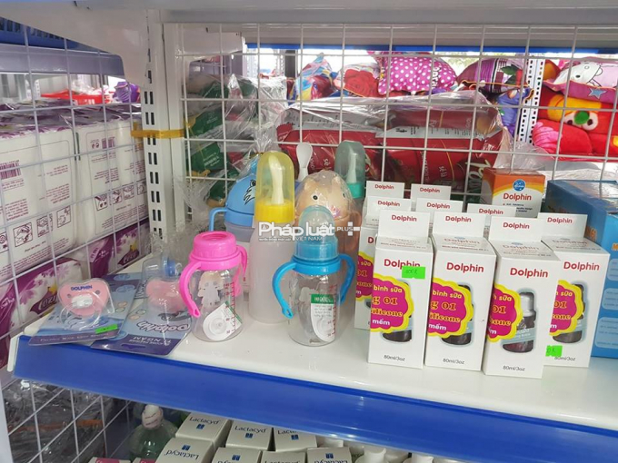 C&aacute;c sản phẩm b&igrave;nh b&uacute;, v&uacute; giả cũng được c&ocirc;ng khai b&agrave;y b&aacute;n tại căng tin.