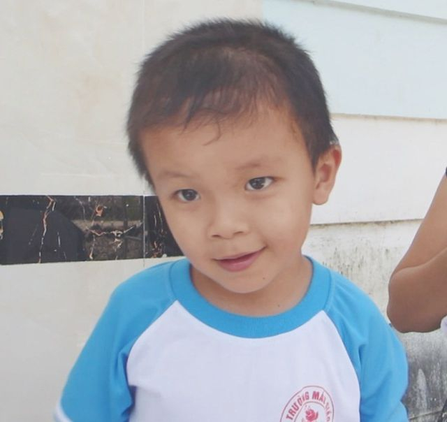 B&eacute; Ph&aacute;t tỏ ra rụt r&egrave; khi c&oacute; người lạ đến nh&agrave;