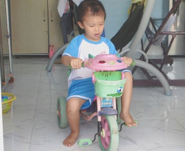 B&eacute; Ph&aacute;t đang tập chạy xe